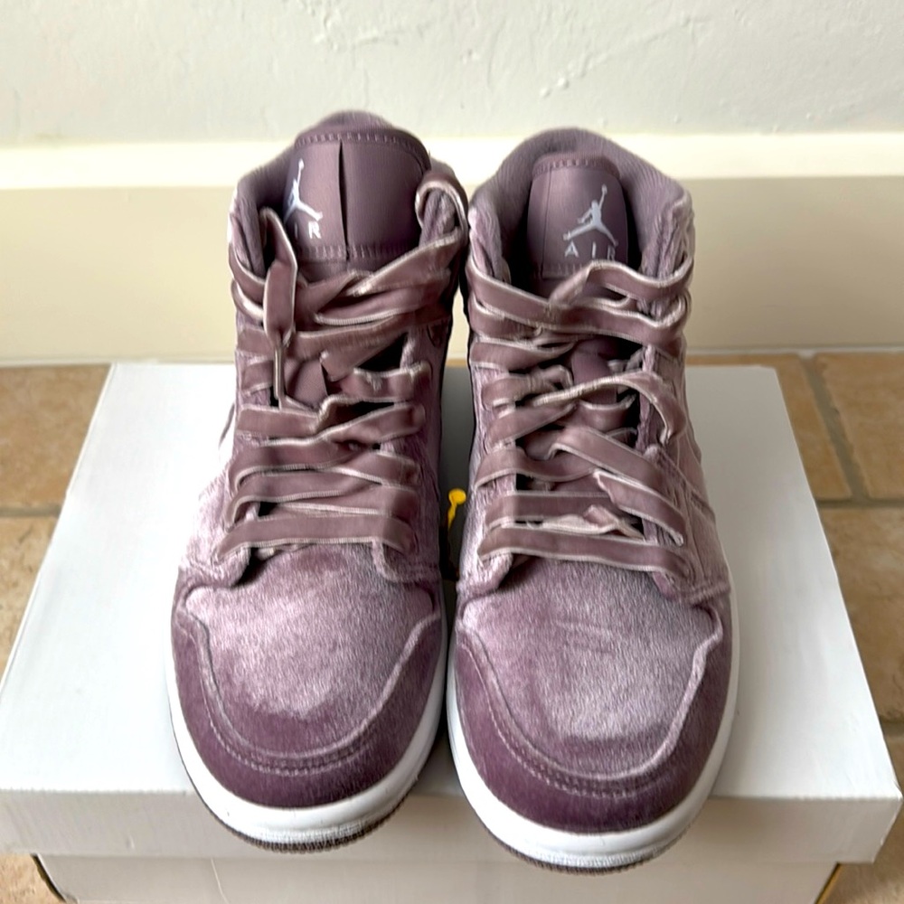 WMNS Air Jordan 1 MID SE